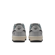 Air Force 1 x Yuto - "Os Clair et Gris Fer" Blanc/Gris Fer/Blanc/Lait de Coco
