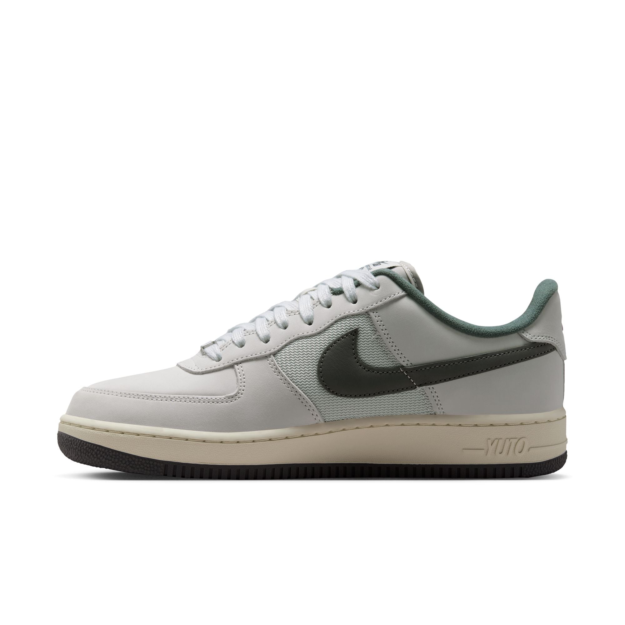Air Force 1 x Yuto - "Os Clair et Gris Fer" Blanc/Gris Fer/Blanc/Lait de Coco

